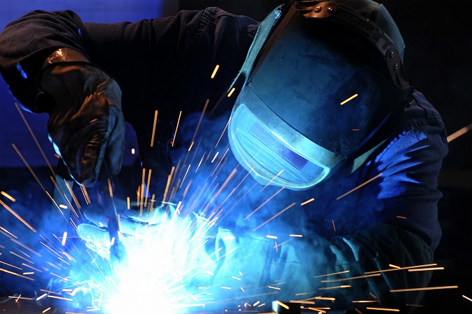 鍛冶工として活躍するために必要な資格とは？